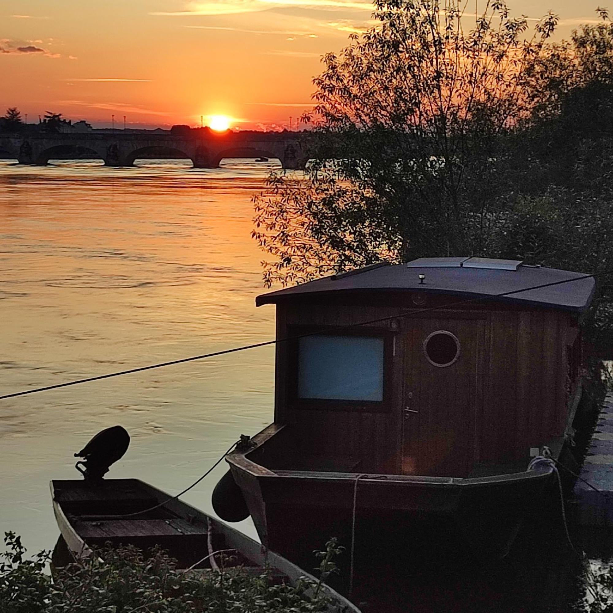 Une - Halte Entre Les Ponts - en toute simplicité Saumur Exterior foto